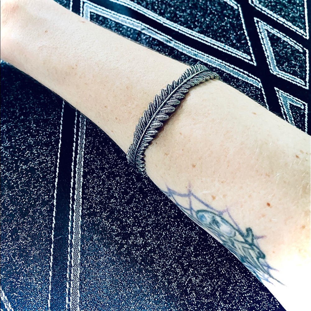 Price Firm!!! EUC Set of 3 Leaf Design Bangles - Picture 5 of 5